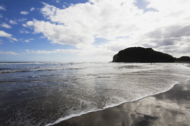 Neuseeland, Nordinsel, Surfer im Tasmanischen Meer am Bethells Beach - GWF001270