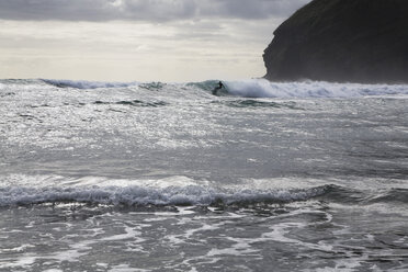 Neuseeland, Nordinsel, Surfer im Tasmanischen Meer am Bethells Beach - GWF001271