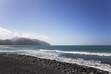 Neuseeland, Südinsel, Kaikoura, Canterburg, Blick auf den südpazifischen Ozean mit Berg - GWF001207