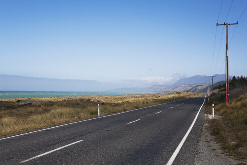 Neuseeland, Südinsel, Canterburg, Kaikoura, Blick auf Hauptstraße mit Bergen und Meer im Hintergrund - GWF001210