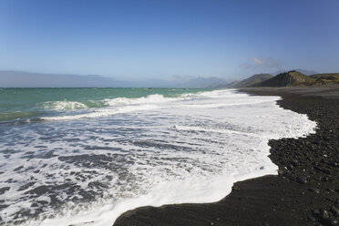 Neuseeland, Südinsel, Canterburg, Kaikoura, Blick auf den südpazifischen Ozean mit Bergen im Hintergrund - GWF001213