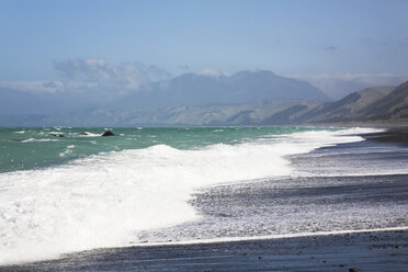 Neuseeland, Südinsel, Canterburg, Kaikoura, Blick auf den südpazifischen Ozean mit den Kaikoura Mountains im Hintergrund - GWF001214