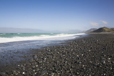 Neuseeland, Südinsel, Canterburg, Kaikoura, Blick auf den südpazifischen Ozean mit Bergen im Hintergrund - GWF001215