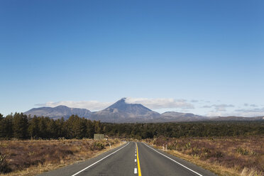 Neuseeland, Südinsel, Canterburg, Blick auf Hauptstraße mit Bergen im Hintergrund - GWF001216