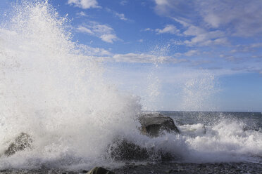 New Zealand, South Island, West Coast, View of water splashing on rock - GWF001304