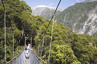 Neuseeland, Südinsel, Frau steht auf Drehbrücke - GWF001277