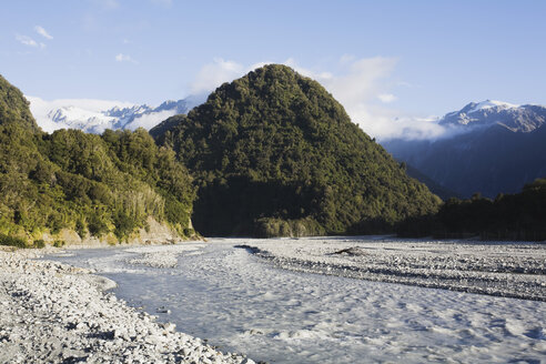 Neuseeland, Südinsel, Blick auf den Westland-Nationalpark mit Gletscherfluss und Franz-Josef-Gletscher - GWF001281