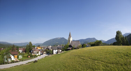 Österreich, Steiermark, Bad Mitterndorf, Pferdeweide und Stadt im Hintergrund - WWF001443