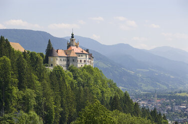 Österreich, Steiermark, Rottenmann, Burg Strechau, Ansicht eines Gebäudes mit Bergen im Hintergrund - WWF001359