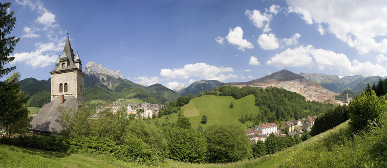 Österreich, Steiermark, Eisenerz, Pfaffenstein, Erzberg, Schichtturm, Blick auf Gebäude mit Berg im Hintergrund - WWF001458