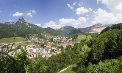 Österreich, Steiermark, Eisenerz, Erzberg, Pfaffenstein, Blick auf die Stadt - WWF001459