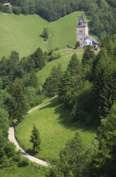 Österreich, Steiermark, Eisenerz, Schichtturm, Ansicht eines Gebäudes mit Bäumen - WWF001472