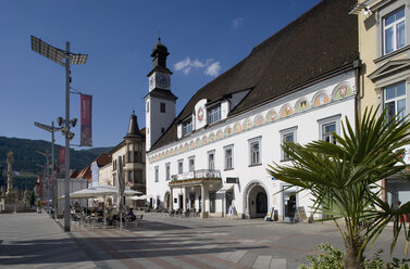 Österreich, Steiermark, Leoben, Hauptplatz, Blick auf altes rathaus - WWF001475