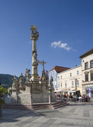 Österreich, Steiermark, Leoben, Hauptplatz, Blick auf die Pestsäule - WWF001477