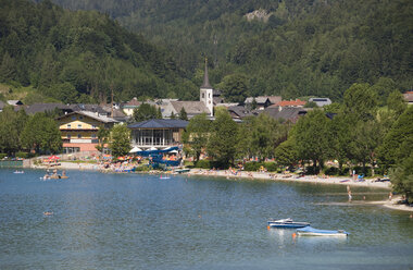 Österreich, Salzkammergut, Fuschl, Blick auf den Fuschlsee und Menschen im Hintergrund - WWF001480