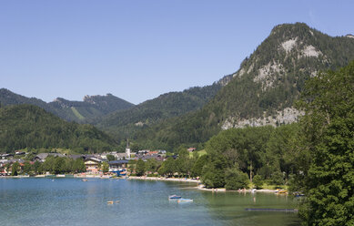 Österreich, Salzkammergut, Fuschl, Blick auf den Fuschlsee mit Berg im Hintergrund - WWF001481