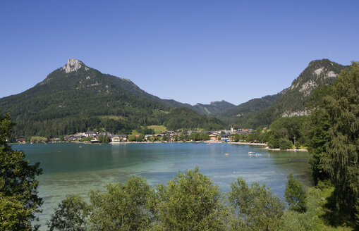 Österreich, Salzkammergut, Fuschl, Schober, Blick auf den Fuschlsee mit Berg im Hintergrund - WWF001482