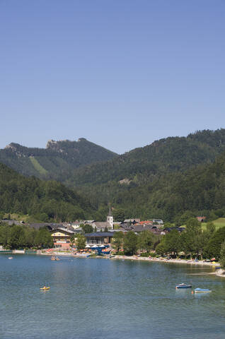 Österreich, Salzkammergut, Fuschl, Blick auf den Fuschlsee mit Berg im Hintergrund, lizenzfreies Stockfoto