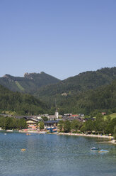 Österreich, Salzkammergut, Fuschl, Blick auf den Fuschlsee mit Berg im Hintergrund - WWF001483