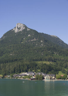Österreich, Salzkammergut, Fuschl, Schober, Blick auf den Fuschlsee mit Berg im Hintergrund - WWF001484