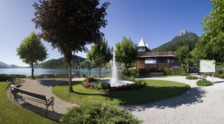 Österreich, Salzkammergut, Fuschl, Blick auf Park mit Fuschlsee - WWF001486