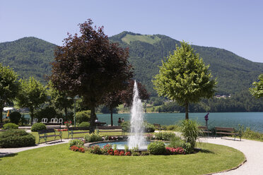 Österreich, Salzkammergut, Fuschl, Blick auf Park mit Fuschlsee - WWF001489