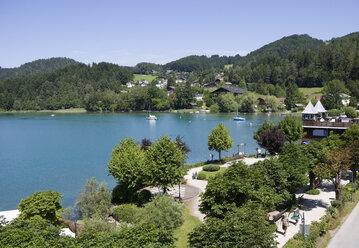 Österreich, Salzkammergut, Fuschl, Blick auf den Fuschlsee mit Tourist - WWF001494