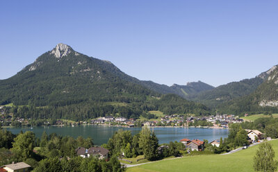 Österreich, Salzkammergut, Fuschl, Schober, Blick auf den Fuschlsee mit Berg - WWF001496