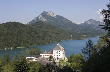 Austria, Salzkammergut, Schloss Fuschl, Schober, View of fuschlsee lake with mountain - WWF001497
