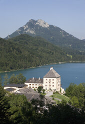 Österreich, Salzkammergut, Schloss Fuschl, Schober, Blick auf den Fuschlsee mit Berg - WWF001498