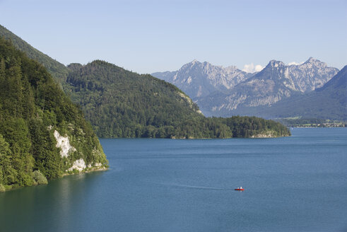 Österreich, Salzkammergut, Fuehrberg, Wolfgangsee, Blick auf St. Gilgen am See - WWF001501