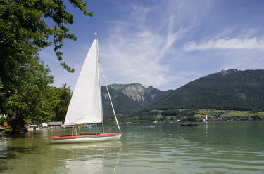 Austria, Salzkammergut, Wolfgangsee, View of sailingboat near st.wolfgang - WWF001518