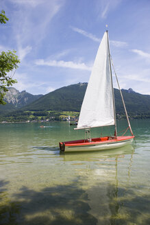 Austria, Salzkammergut, Wolfgangsee, View of sailingboat near st.wolfgang - WWF001519
