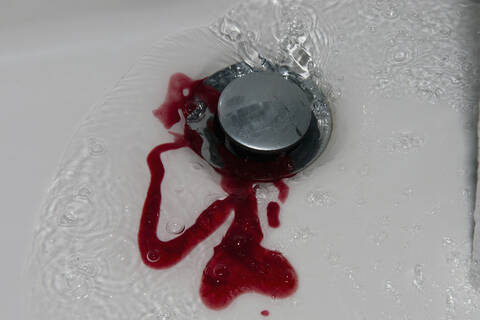 Nahaufnahme eines Beckens mit Wasser und Blut, lizenzfreies Stockfoto