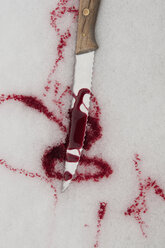 Deutschland, Nahaufnahme eines Messers mit Blut im verschneiten Winter - AWDF000599