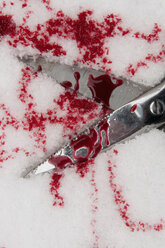 Deutschland, Nahaufnahme einer Schere mit Blut im verschneiten Winter - AWDF000600