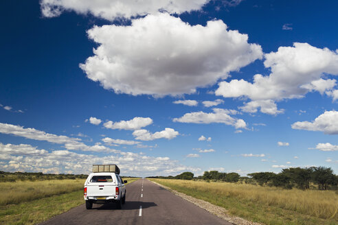 Afrika, Botswana, Landfahrzeug auf dem Trans-Kalahari-Highway - FOF002158