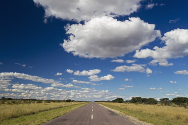 Afrika, Botswana, Blick auf das zentrale Kalahari-Wildreservat mit der Transkalahari-Autobahn - FOF002159