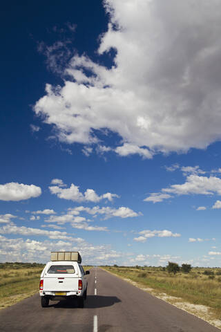 Afrika, Botswana, Landfahrzeug auf dem Trans-Kalahari-Highway, lizenzfreies Stockfoto