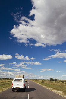 Afrika, Botswana, Landfahrzeug auf dem Trans-Kalahari-Highway - FOF002160