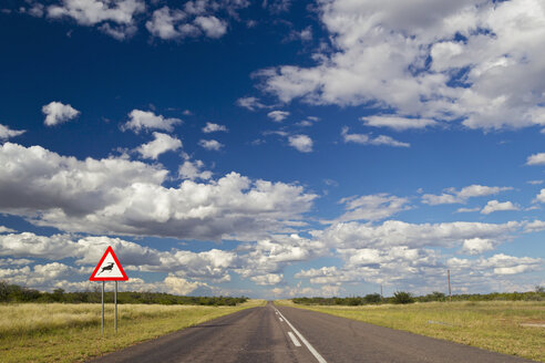 Afrika, Botswana, Blick auf das zentrale Kalahari-Wildreservat mit der Transkalahari-Autobahn - FOF002161