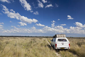 Afrika, Botswana, Zentral Kalahari Wildreservat, Blick auf 4x4 Fahrzeug auf einer Piste - FOF002210