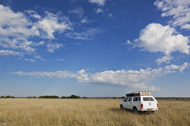 Afrika, Botswana, Landfahrzeug auf der Fahrt durch das zentrale Kalahari-Wildreservat - FOF002220