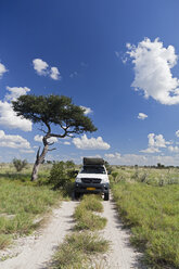 Afrika, Botswana, Landfahrzeug auf der Fahrt durch das zentrale Kalahari-Wildreservat - FOF002222