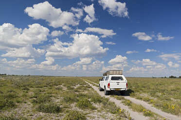 Afrika, Botswana, Landfahrzeug auf der Fahrt durch das zentrale Kalahari-Wildreservat - FOF002228