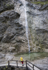 Österreich, Salzkammergut, Weissenbachtal, Junge Frau mit Blick auf den Nixenfall - WWF001528