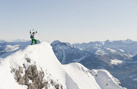 Österreich, Salzburg, Altenmarkt-Zauchensee, Österreicherin beim Skifahren, lizenzfreies Stockfoto