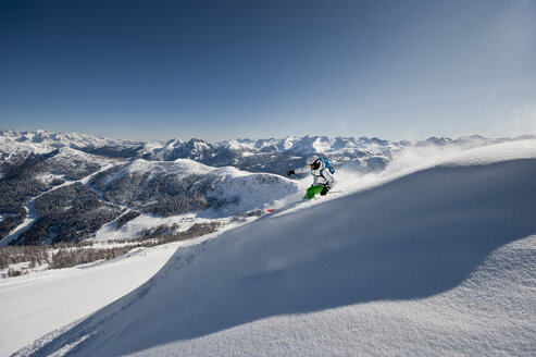 Österreich, Salzburg, Altenmarkt-Zauchensee, Österreicherin beim Skifahren - HHF003368