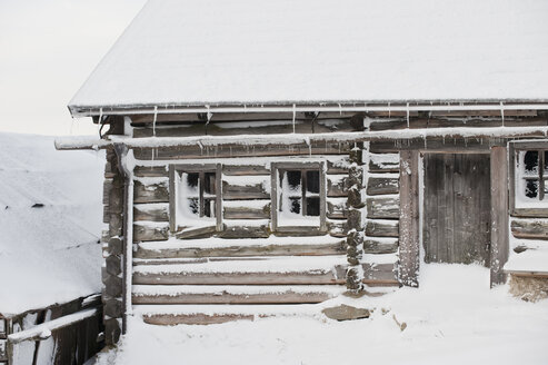 Österreich, Salzburg, Verschneite Almhütte in Filzmoos - HHF003384