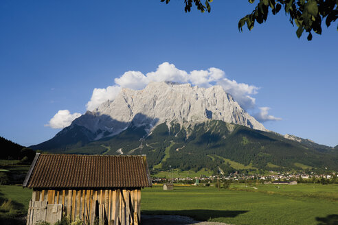 Deutschland, Blick auf Ehrwald und die Zugspitze - CSF013594